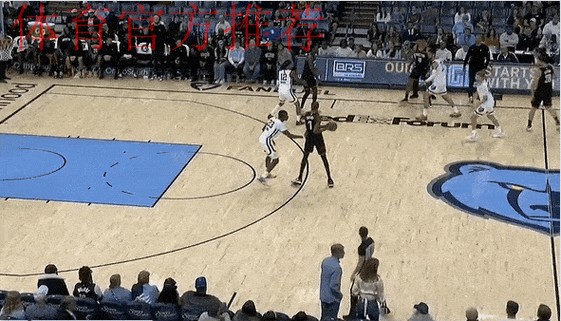 奥科吉底角发起突破，空中折叠闪躲过默里暴扣打成2+1